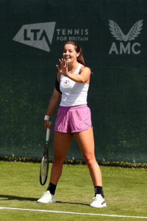 Jodie Burrage play tennis