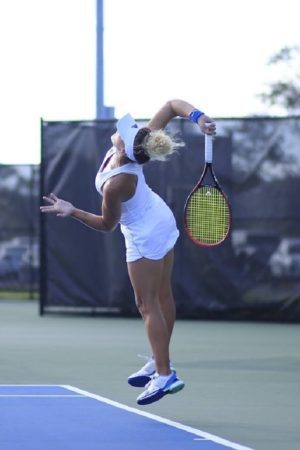Leolia Jeanjean tennis serve