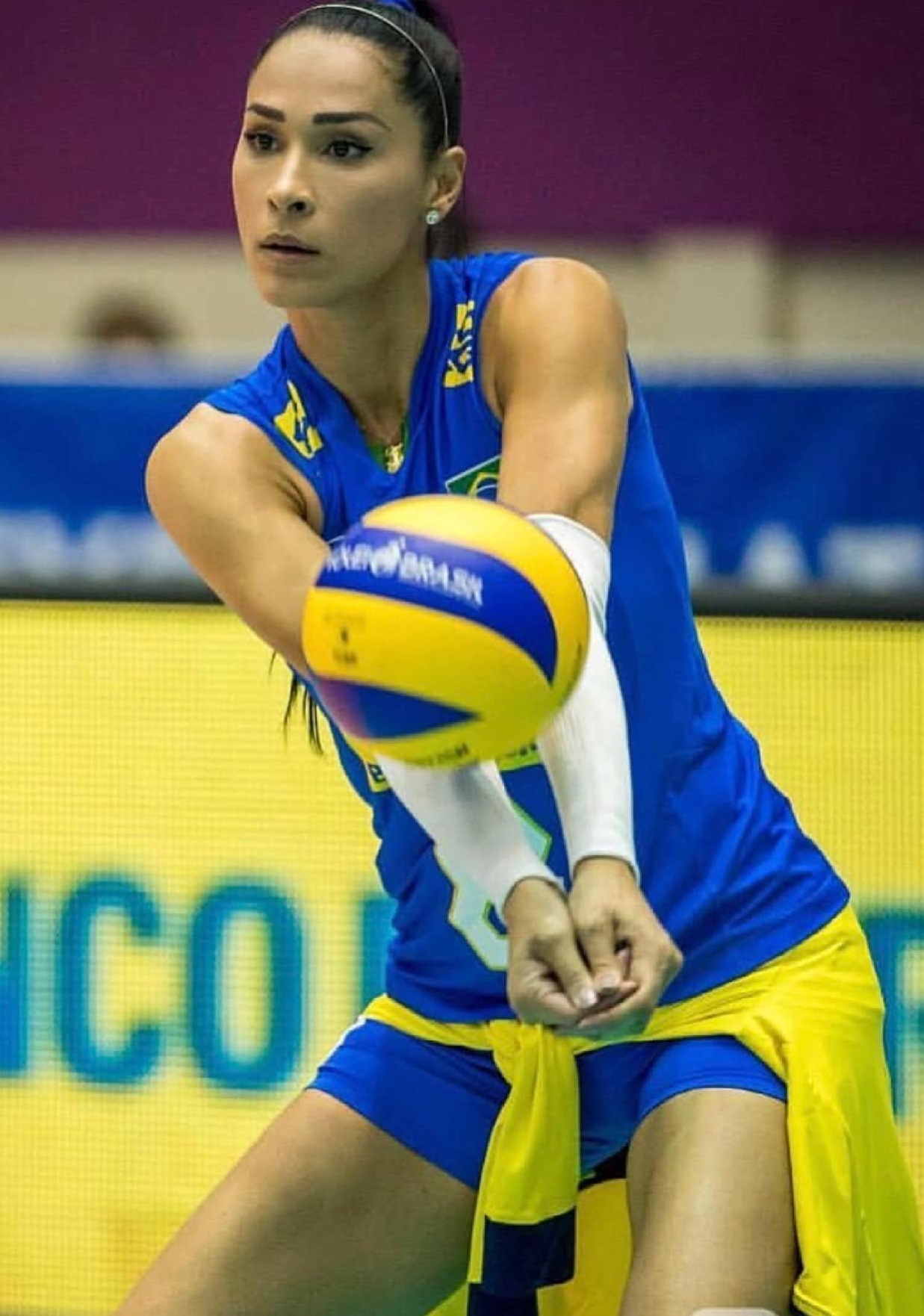Brazilian volleyball babe Jaqueline Carvalho – Femi Sports