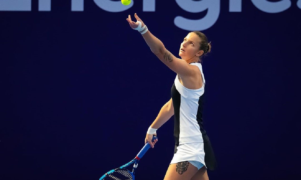 Karolina Pliskova serve