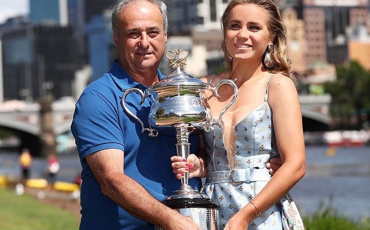 Sofia Kenin and father